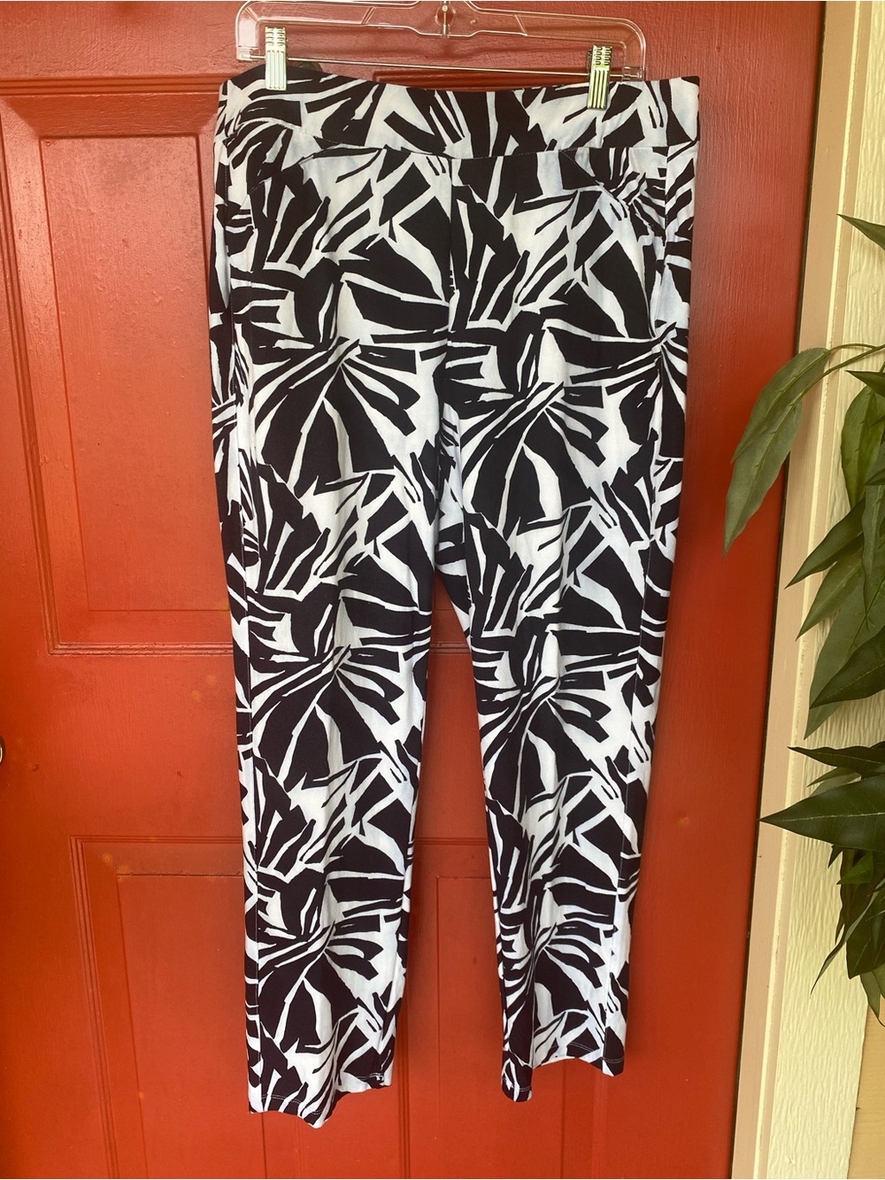 Chico’s Black & White Abstract Print Stretch Pants